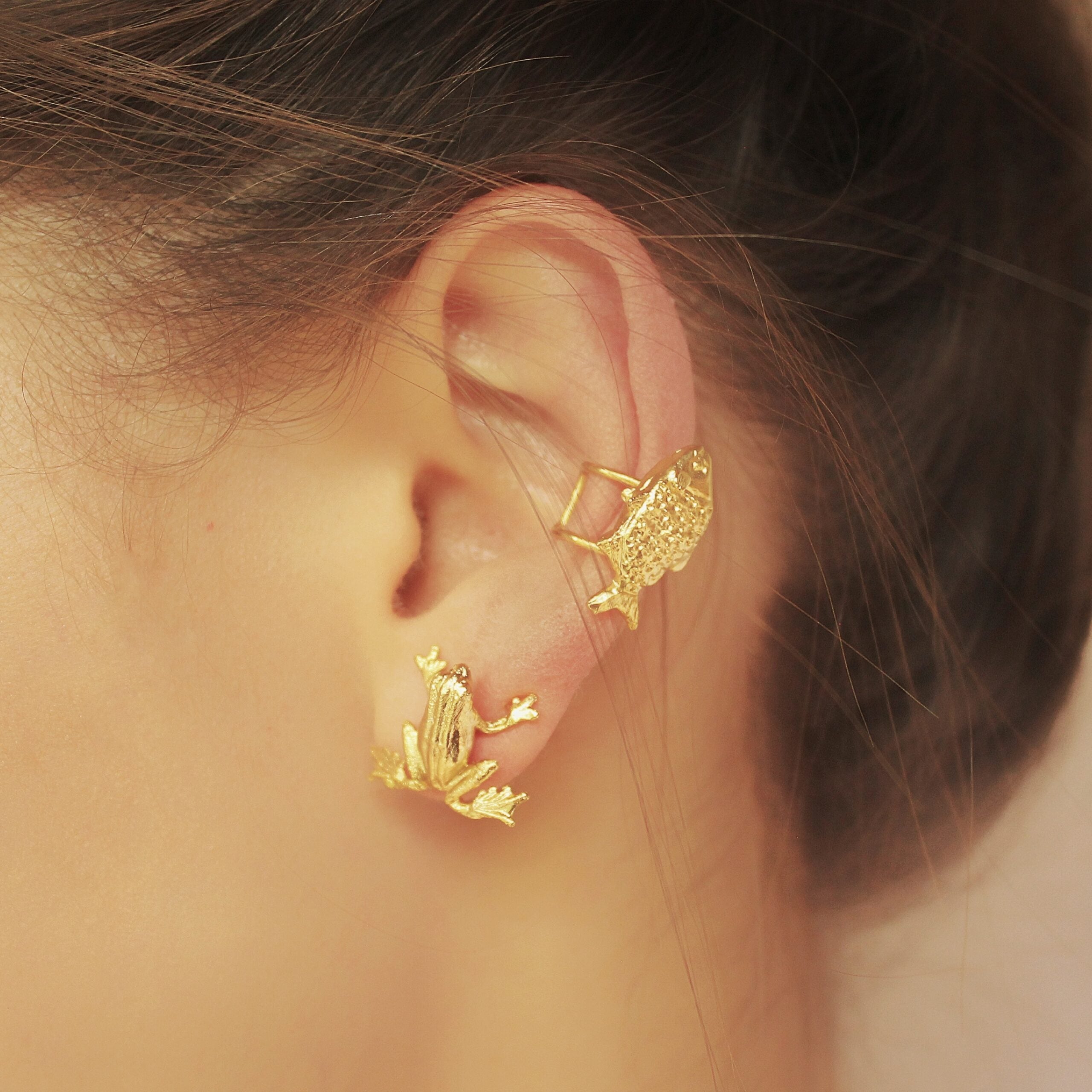 Aretes de rana pequeña vista real Brezo Jewelry