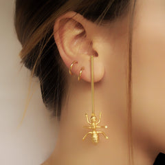 Aretes largos con hormiga grande vista real