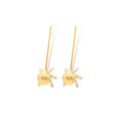 Aretes largos con mariquita pequeña vista lateral