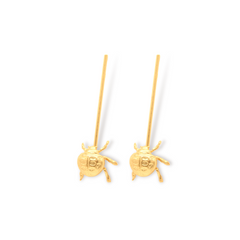 Aretes largos con mariquita pequeña vista lateral