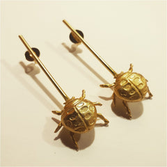 Aretes largos con mariquita pequeña vista detallada