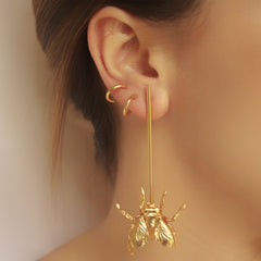 Aretes largos con mosca grande vista real