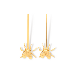 Aretes largos con mosca pequeña vista frontal