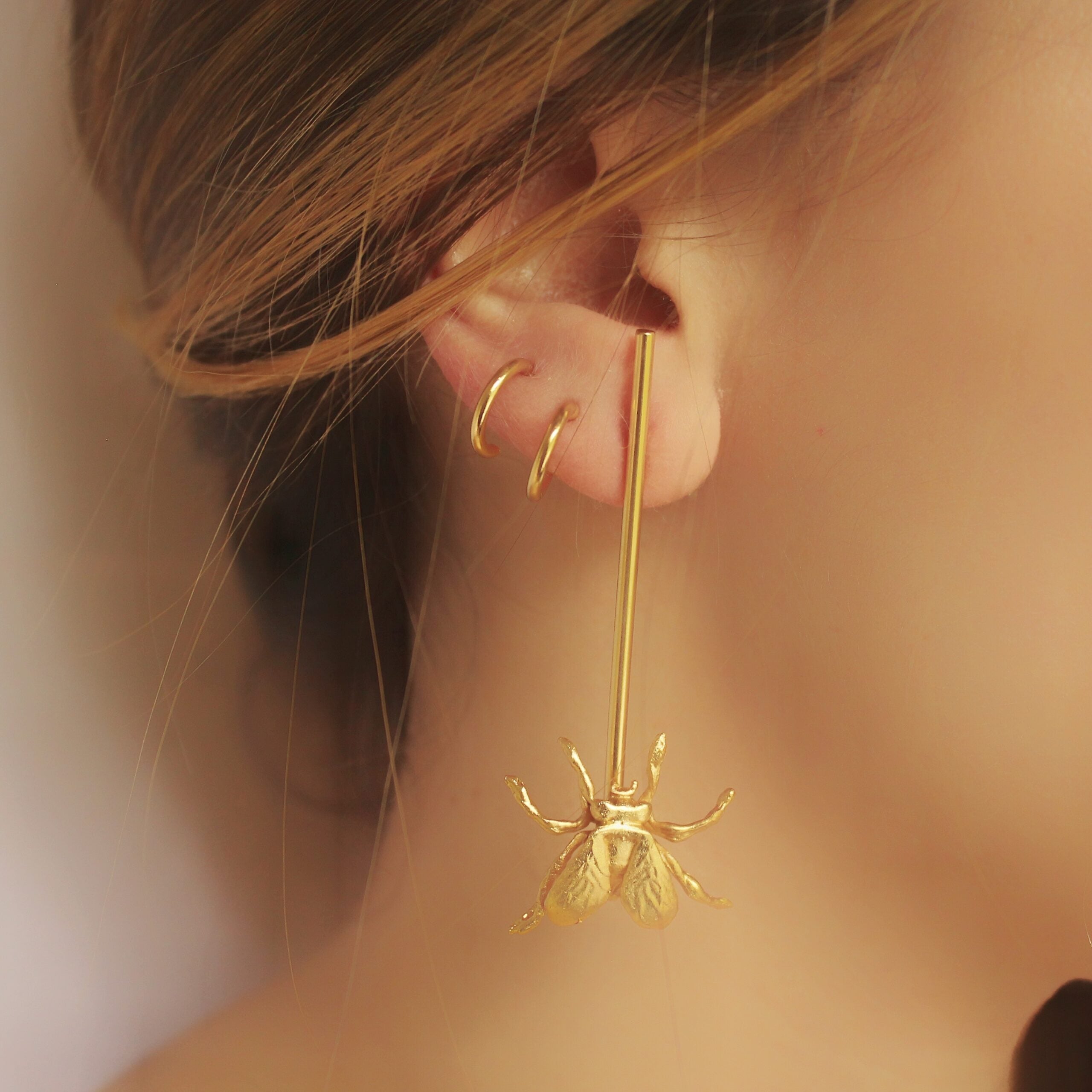 Aretes largos con mosca pequeña vista real Brezo Jewelry