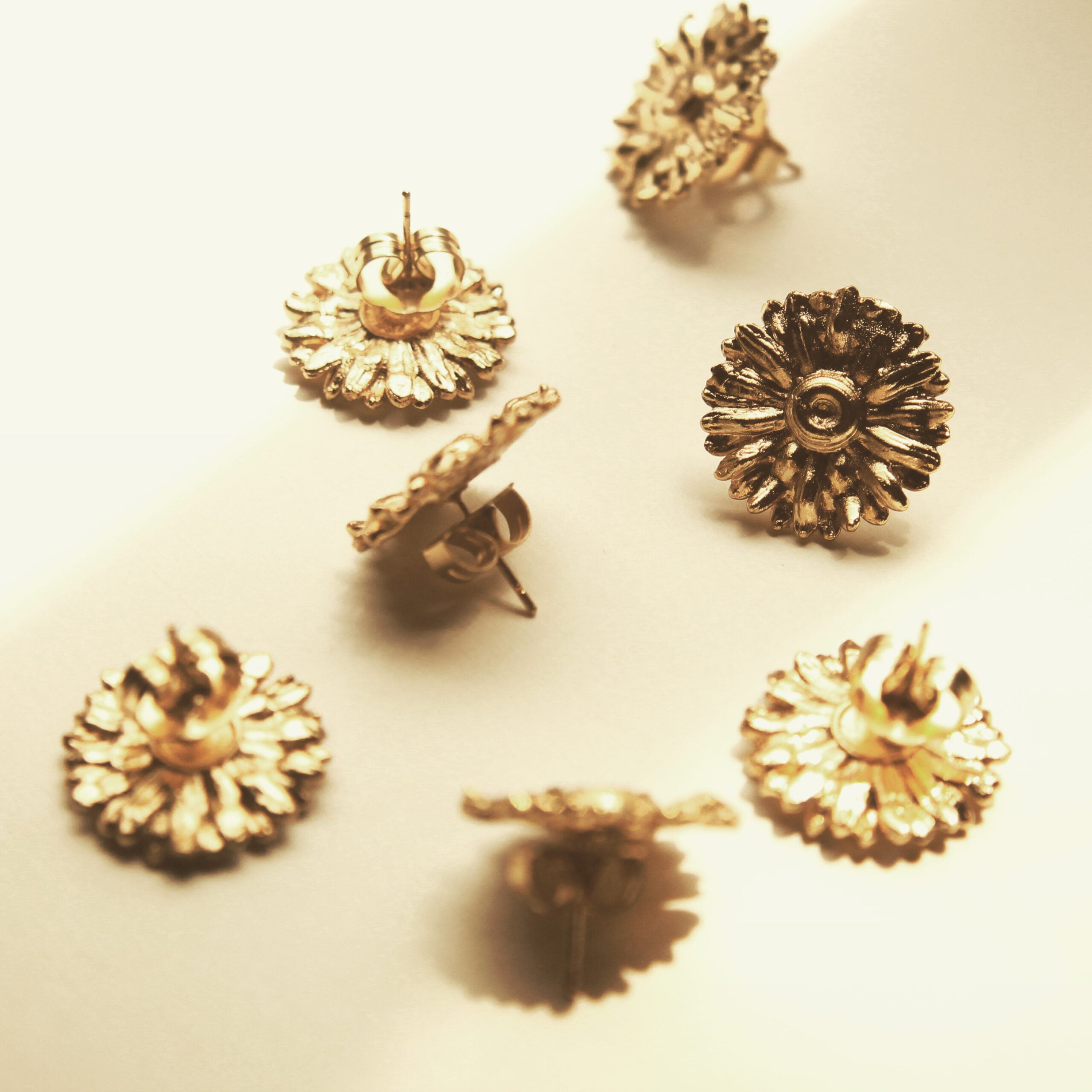 Aretes con flor de margarita mediana varios Brezo Jewelry