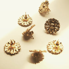 Aretes con flor de margarita mediana varios
