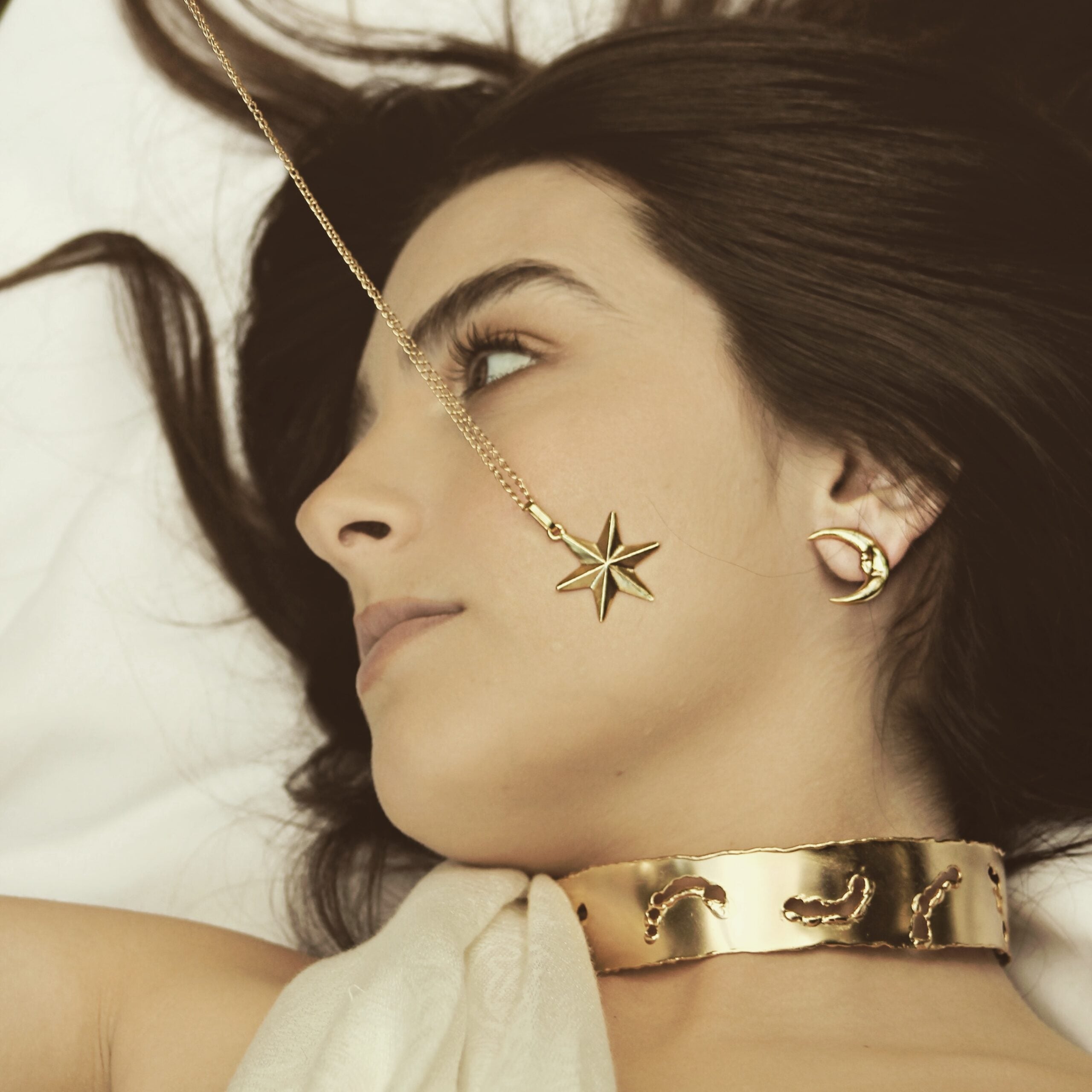 Aretes de media luna grande vista real Brezo Jewelry