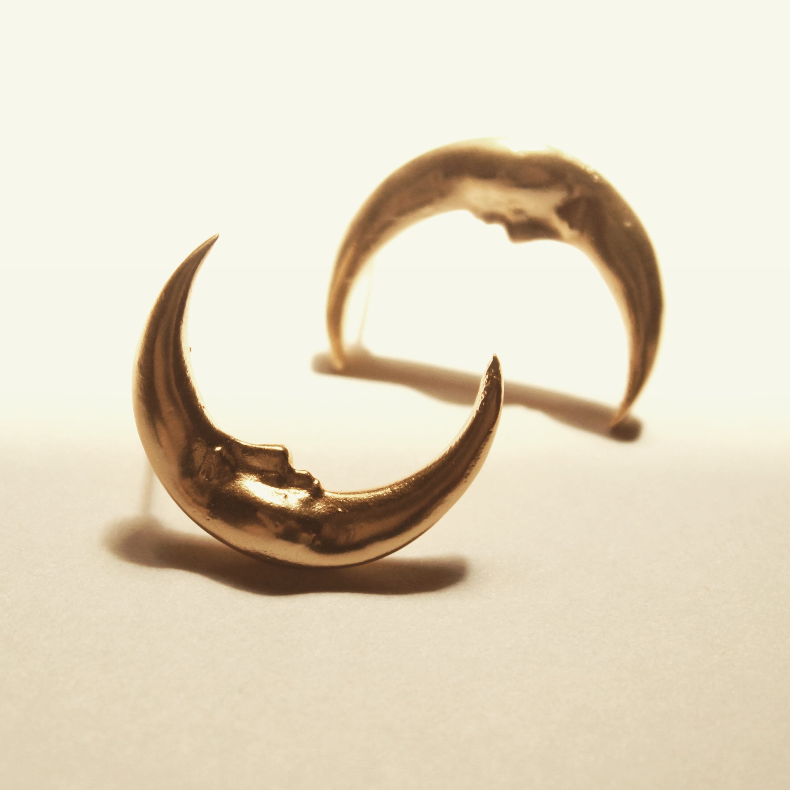 Aretes de media luna grande vista cercana Brezo Jewelry