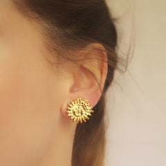 Aretes de sol con cara completa vista real