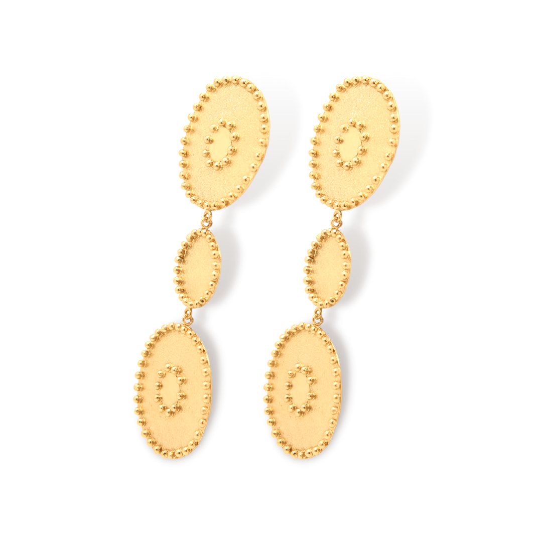 Aretes largos con 2 medallones precolombinos y un círculo de bolitas soldadas vista diagonal Brezo Jewelry