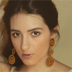 Aretes largos con 2 medallones precolombinos y un circulo de bolitas soldadas vista real