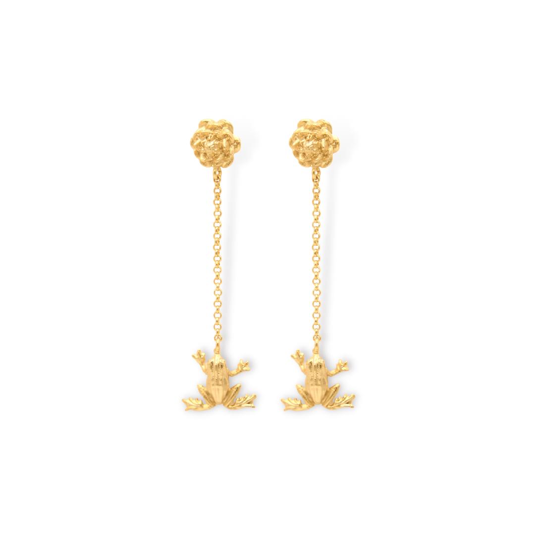Aretes largos con flor de loto y rana pequeña vista frontal Brezo Jewelry