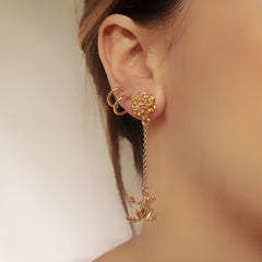 Aretes largos con flor de loto y rana pequeña vista real
