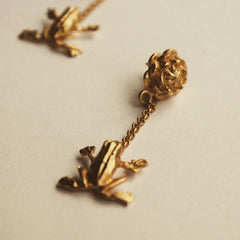 Aretes largos con flor de loto y rana pequeña vista detallada