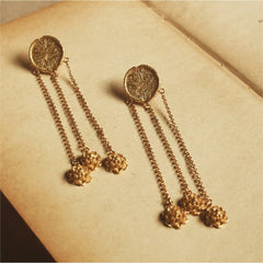 Aretes largos con hoja de victoria regia y flores de loto vista cercana