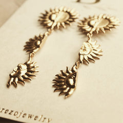 Aretes largos con soles vista cercana