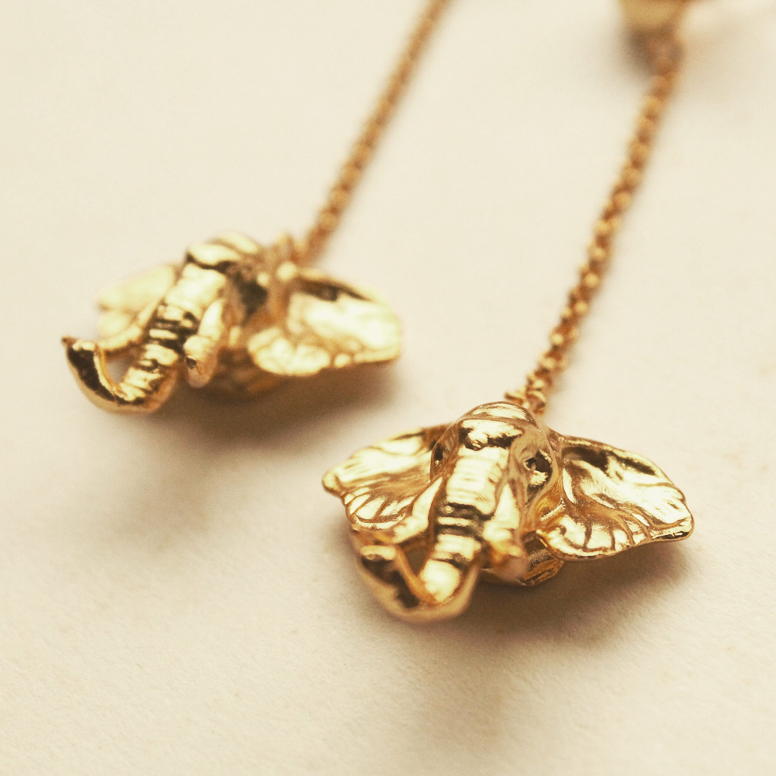 Aretes largos con cabeza de elefante vista detallada Brezo Jewelry