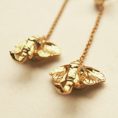 Aretes largos con cabeza de elefante vista detallada