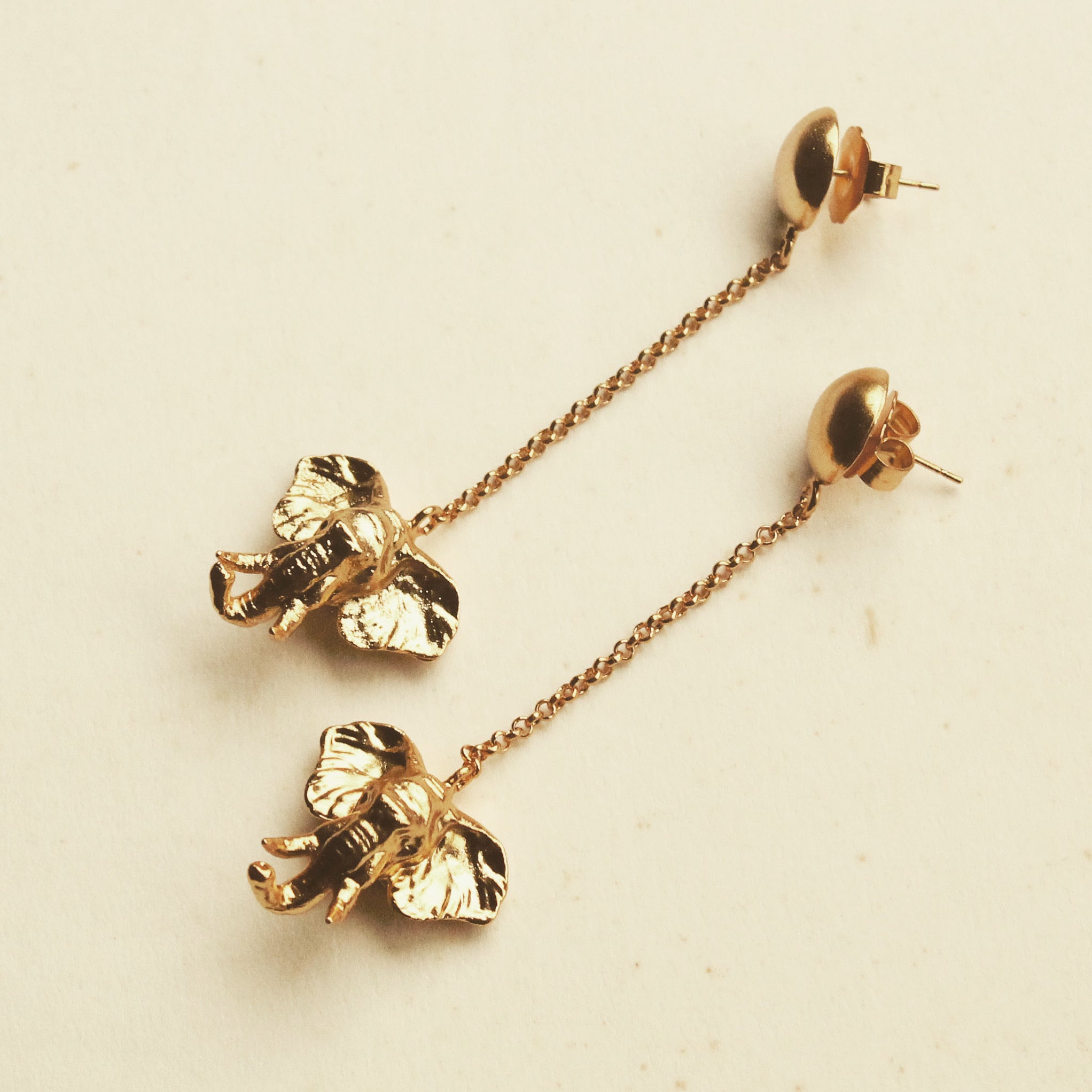 Aretes largos con cabeza de elefante vista lateral Brezo Jewelry