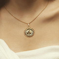 Cadena con sol media cara plana grande vista real