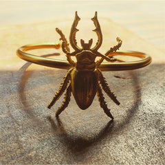 Brazalete con escarabajo grande vista real