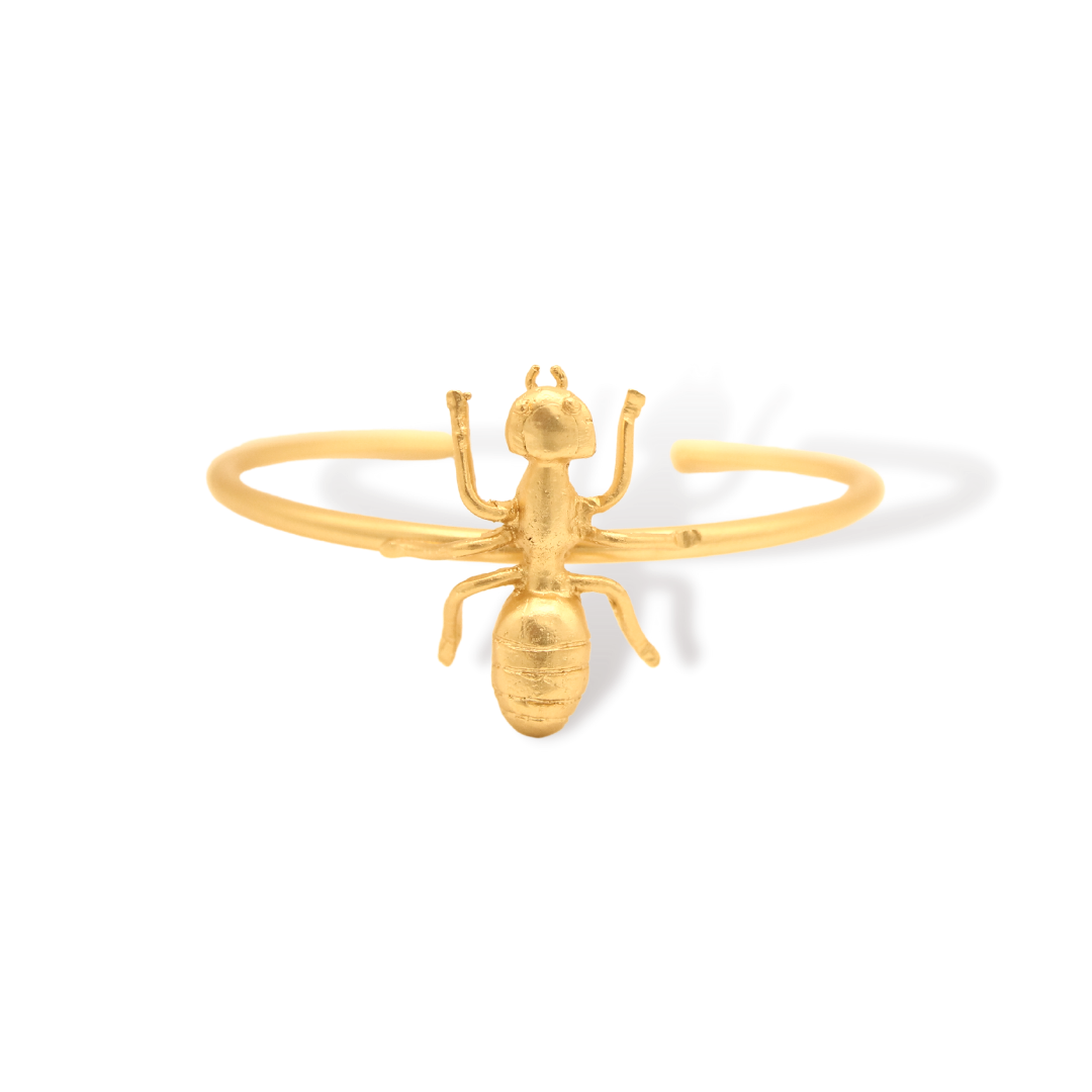 Brazalete con hormiga grande vista frontal Brezo Jewelry