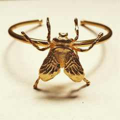 Brazalete con mosca grande vista real