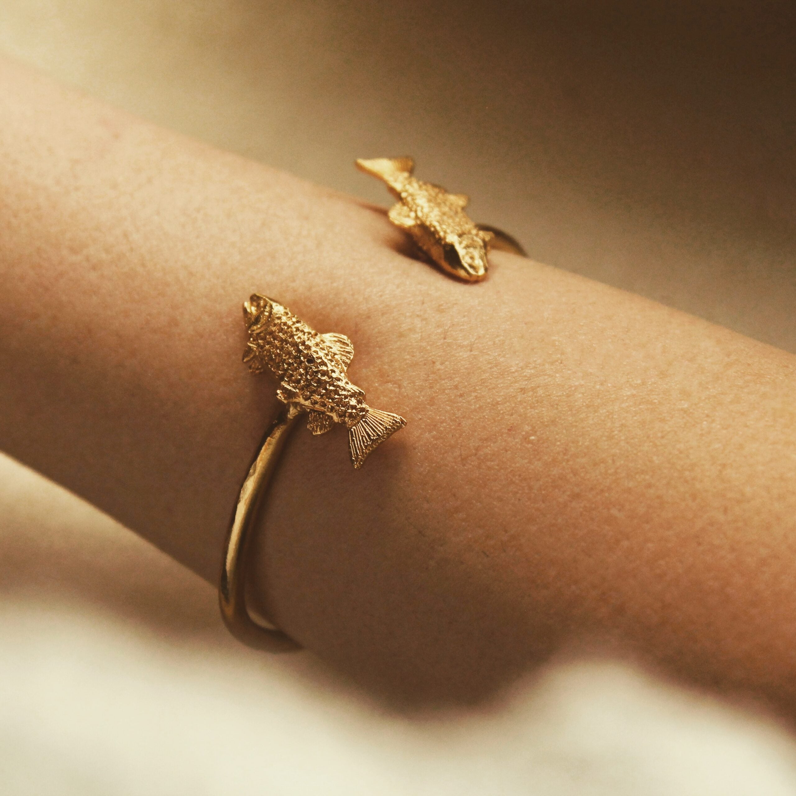 Brazalete con truchas vista frontal Brezo Jewelry