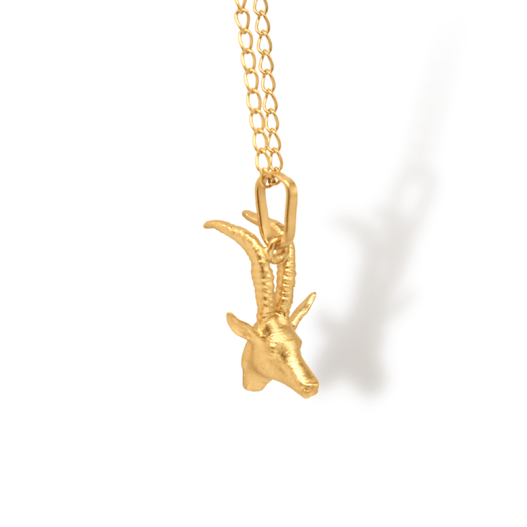 Cadena con cabeza de antílope vista lateral Brezo Jewelry