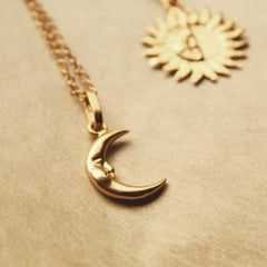 Cadena con media luna grande vista detallada