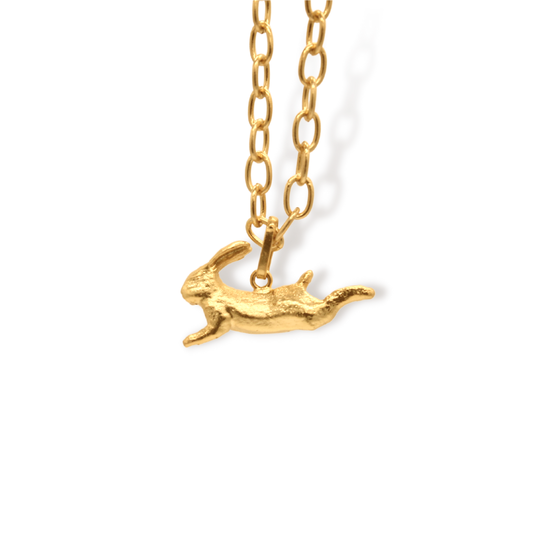 Cadena con liebre saltando vista cercana Brezo Jewelry