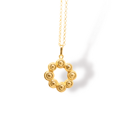 Cadena con coronas circulares en forma de círculo vista frontal