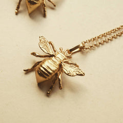 Cadena con abeja grande vista detallada