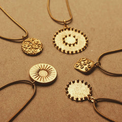 Cadena de medallón con bolitas soldadas vista real