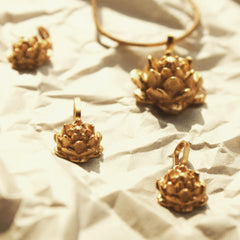 Cadena con flor de loto pequeña