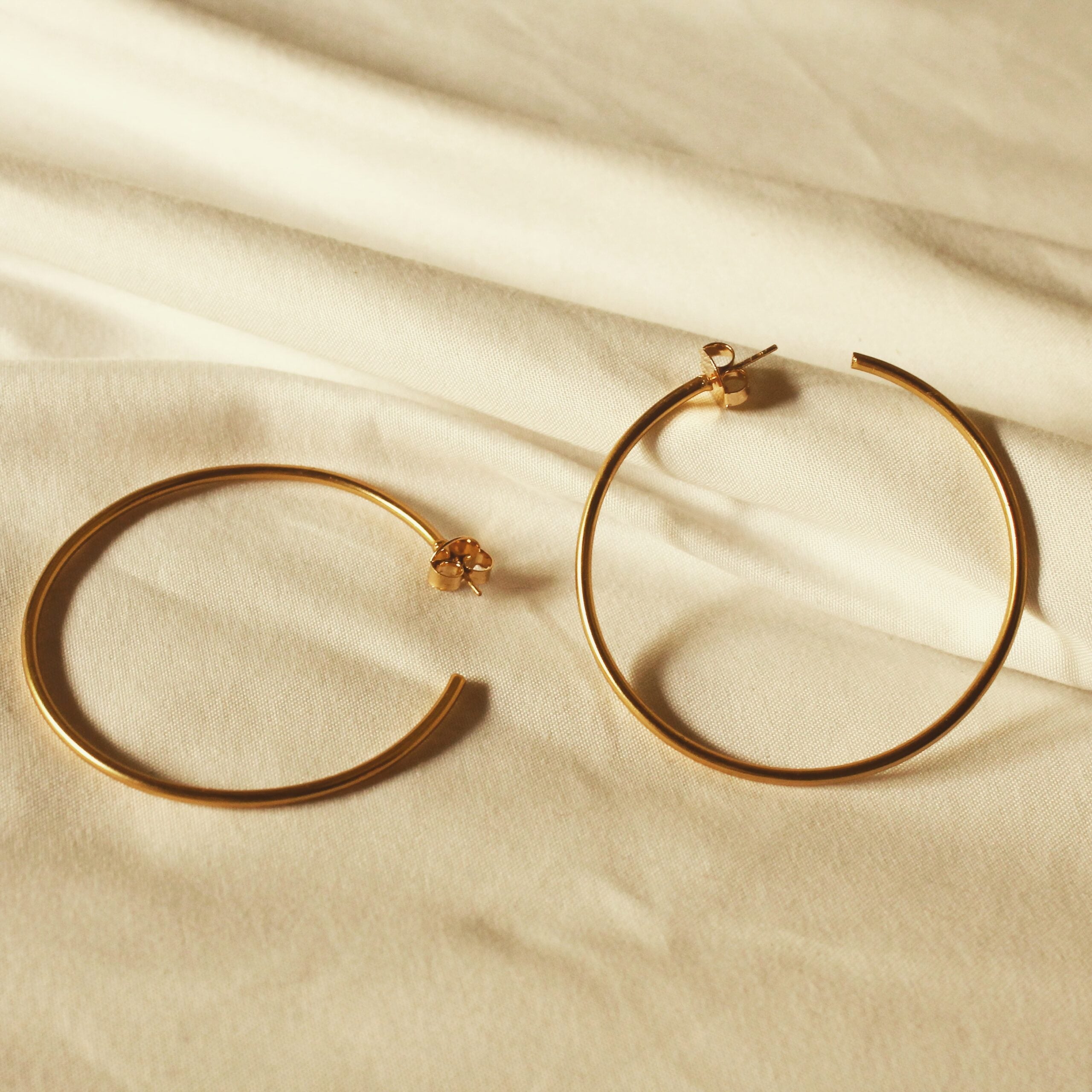 Candongas Básicas vista cercana Brezo Jewelry