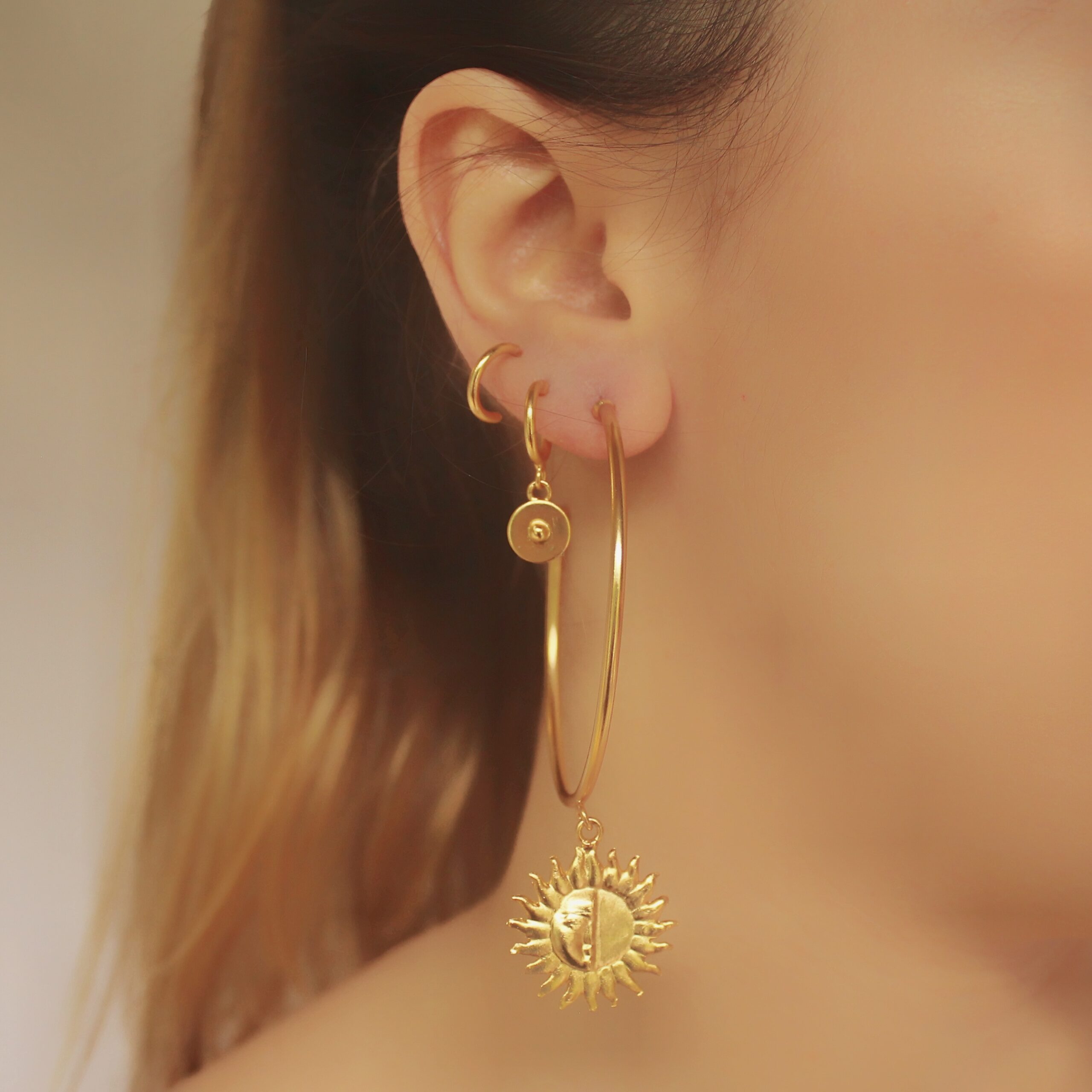 Candongas grandes con sol y luna vista real Brezo Jewelry