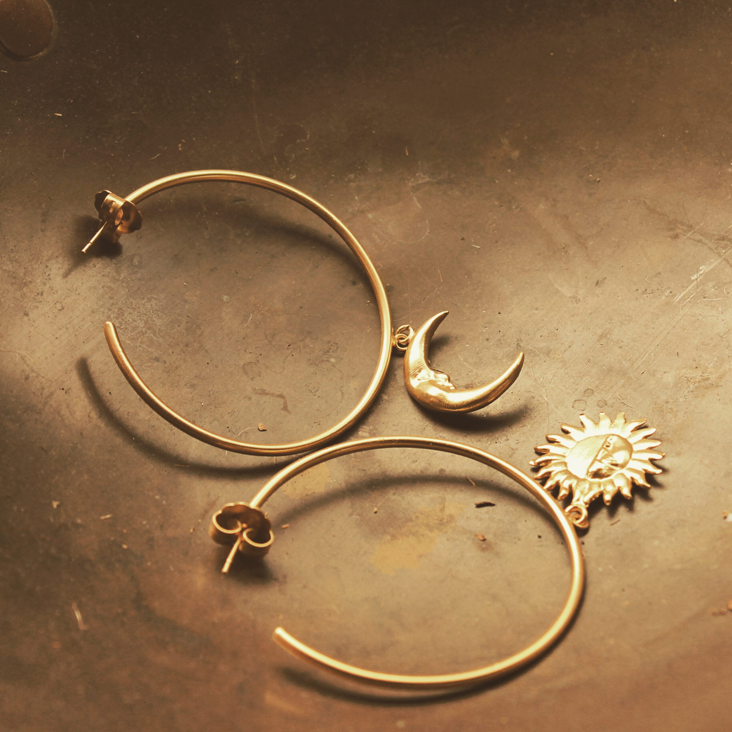 Candongas grandes con sol y luna vista cercana Brezo Jewelry