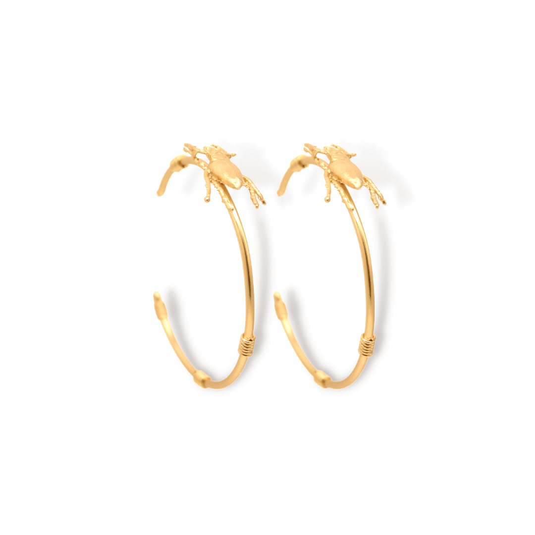 Candongas grandes con escarabajo pequeño vista diagonal Brezo Jewelry