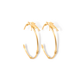 Candongas grandes con escarabajo pequeño vista diagonal