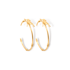 Candongas grandes con escarabajo pequeño vista diagonal