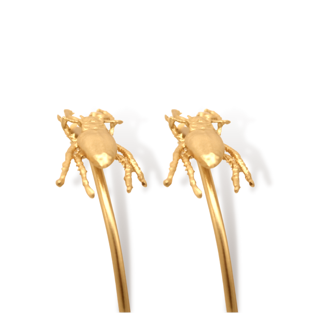 Candongas grandes con escarabajo pequeño vista cercana Brezo Jewelry