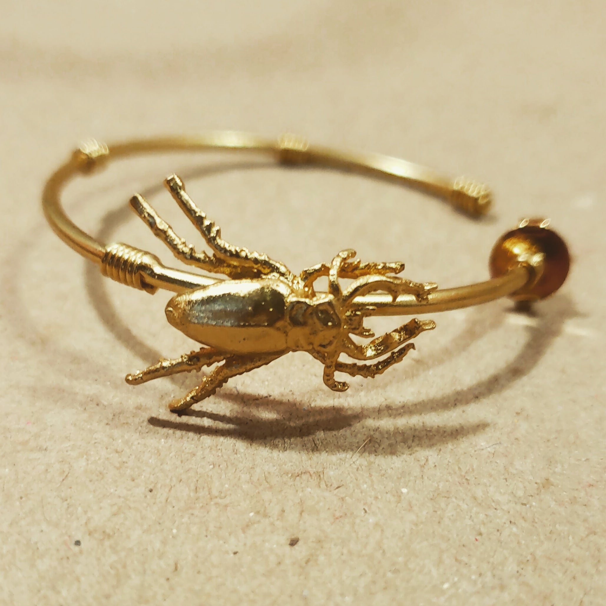 Candongas grandes con escarabajo pequeño vista detallada Brezo Jewelry