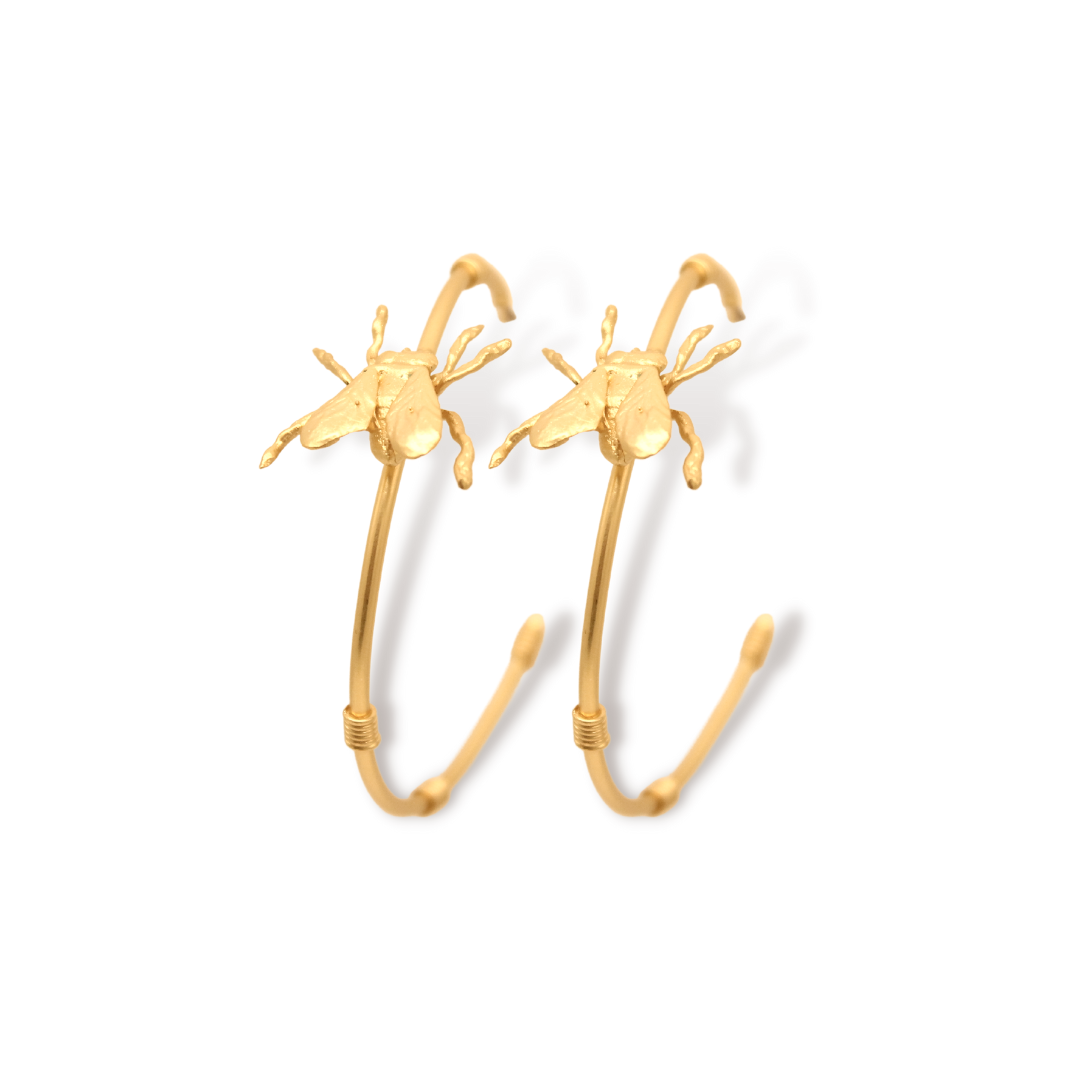 Candongas grandes con mosca pequeña vista diagonal Brezo Jewelry