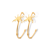 Candongas grandes con mosca pequeña vista diagonal