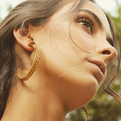 Candongas grandes entorchadas vista cercana