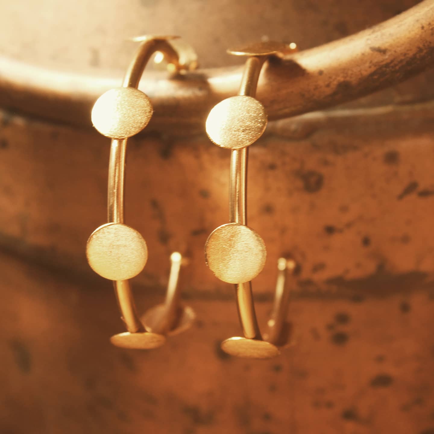 Candongas grandes con círculos planos vista real Brezo Jewelry