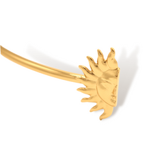 Choker con soles media cara vista cercana