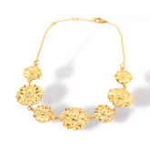 Choker con flores de margarita vista frontal