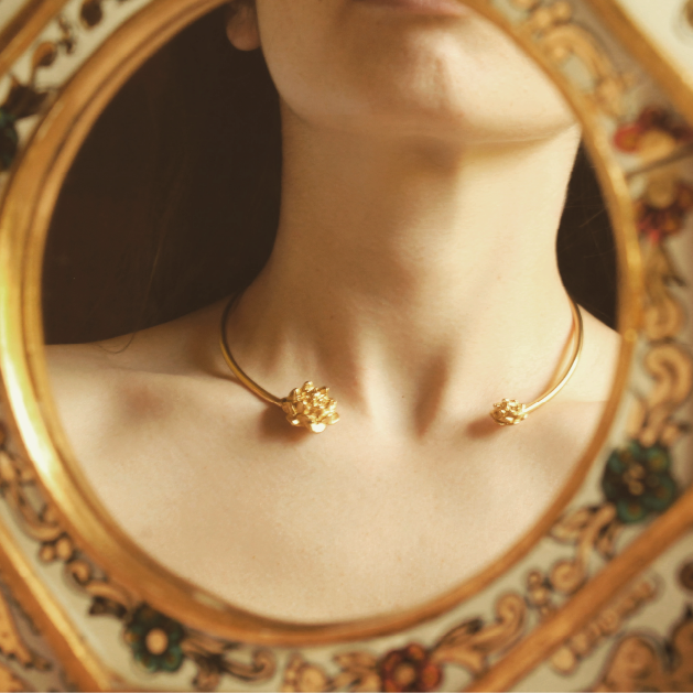 Choker con flores de loto vista real Brezo Jewelry